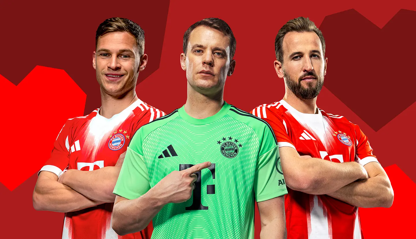 Trois joueurs de football portant le maillot du Bayern Munich se tiennent côte à côte. Le gardien, en maillot vert, pointe vers le logo de l'équipe sur sa poitrine. Les deux autres joueurs, en maillot rouge, adoptent une posture confiante avec les bras croisés.