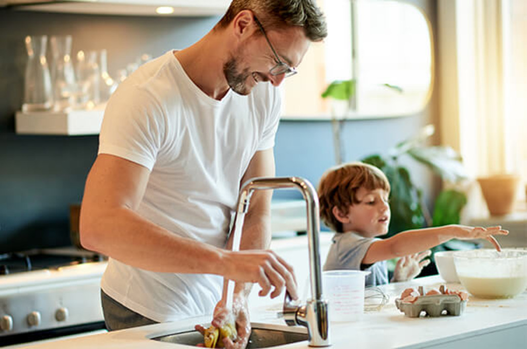 Vater und Sohn in der Küche