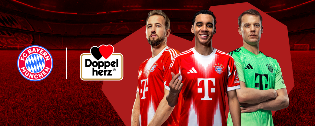 Trois joueurs de football portent le maillot du FC Bayern München, en rouge et blanc, sur un fond rouge. Le logo de l’équipe est visible à gauche, ainsi que le logo de la marque Doppelherz. L'image évoque la passion du sport et le soutien des partenaires.