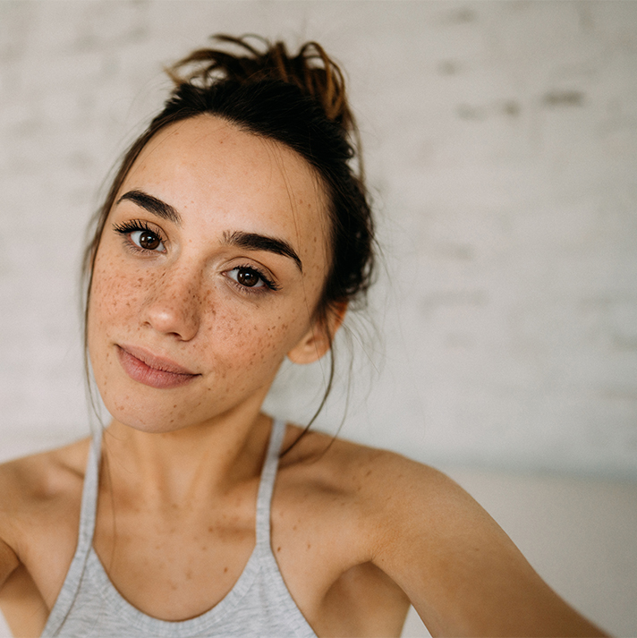 La jeune femme naturelle prend un selfie.